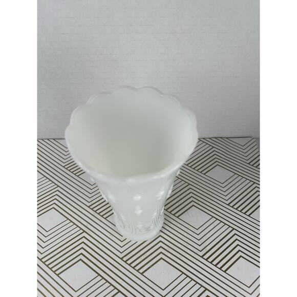 Vintage White Milk Glass Vase Hobnail Bud Vase Scalloped Edge MCM - Picture 2 of 4